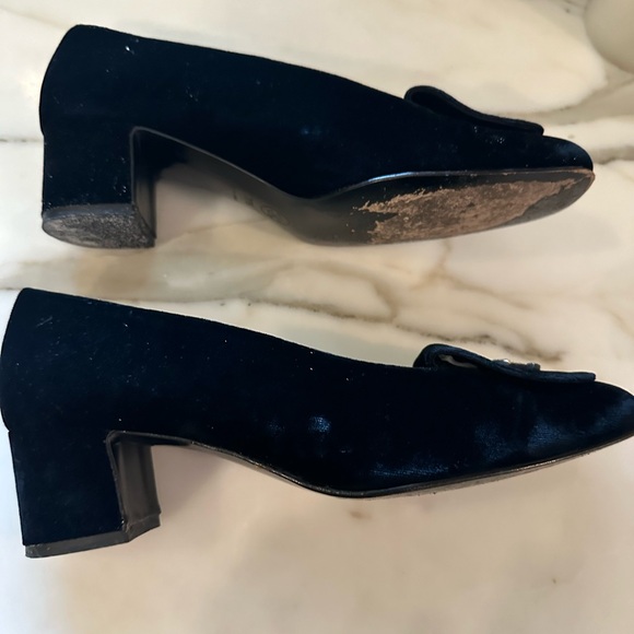 Gorgeous Nearly New Authentic CHANEL Dark Blue Velvet Heels w/Rhinestone Logo - Picture 3 of 6